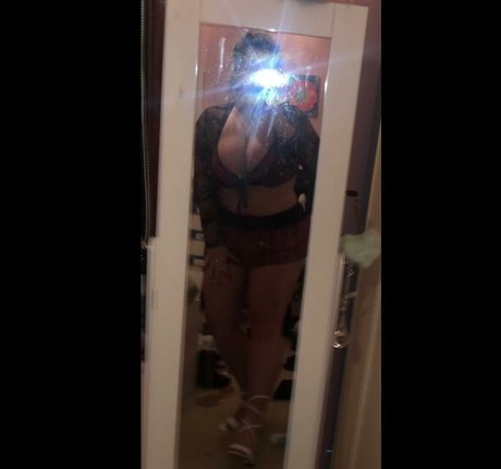 Naakte gelekte OnlyFans-foto van Emily J
