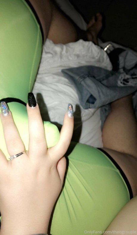 Naakte gelekte OnlyFans-foto van Theogcouple