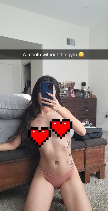 Naakte gelekte OnlyFans-foto van Elizabethtran