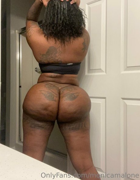 Naakte gelekte OnlyFans-foto van Monicamalone