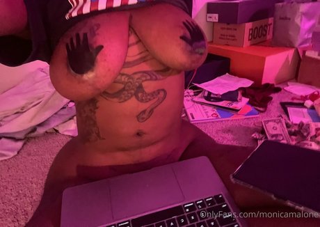 Naakte gelekte OnlyFans-foto van Monicamalone