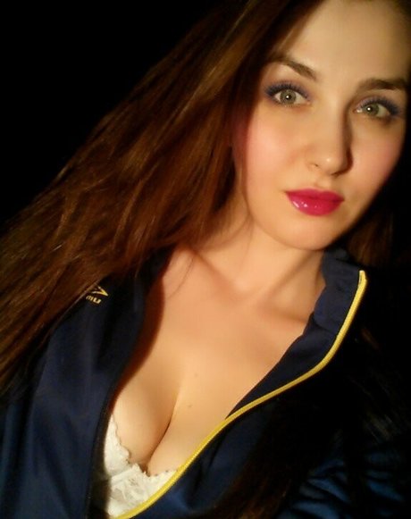 Naakte gelekte OnlyFans-foto van Alinarai