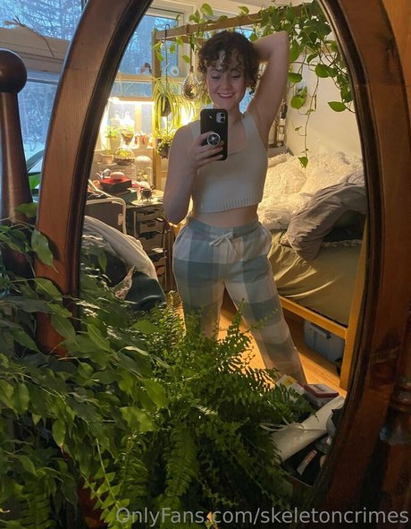 Naakte gelekte OnlyFans-foto van Skeletoncrimes