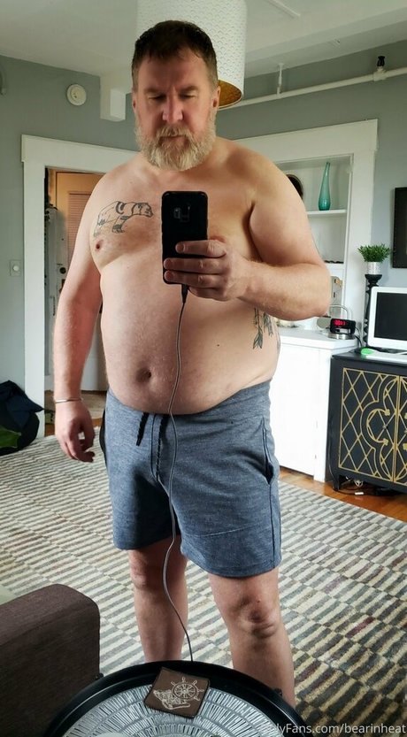 Naakte gelekte OnlyFans-foto van Bearinheat