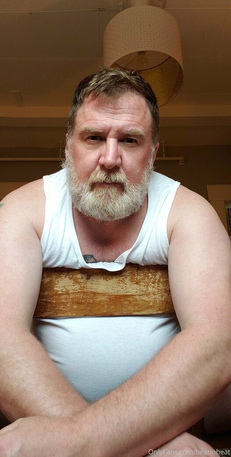 Naakte gelekte OnlyFans-foto van Bearinheat