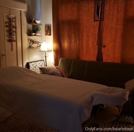 Naakte gelekte OnlyFans-foto van Bearinheat