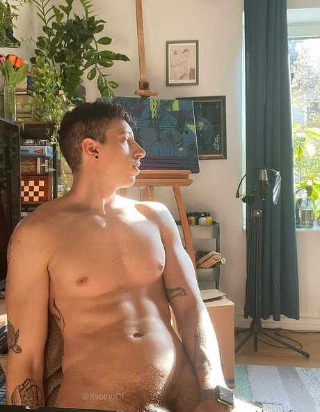 Naakte gelekte OnlyFans-foto van Kvothefree