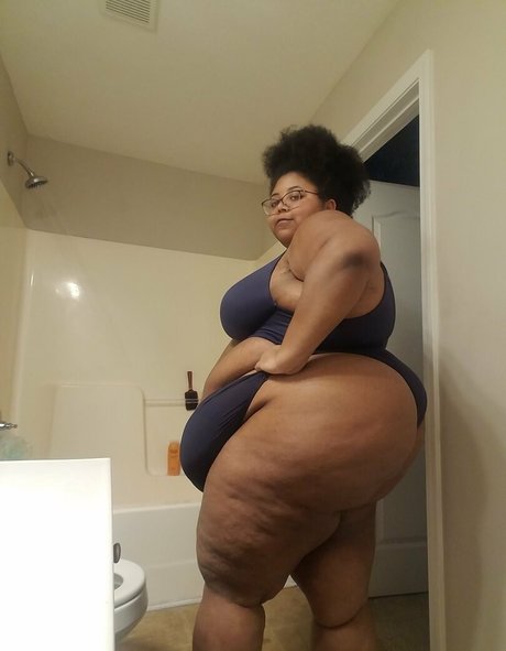 Naakte gelekte OnlyFans-foto van Lilmsfluffy