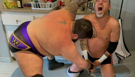Naakte gelekte OnlyFans-foto van Wolfcockchubs