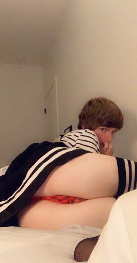 Naakte gelekte OnlyFans-foto van Femboy Fishing