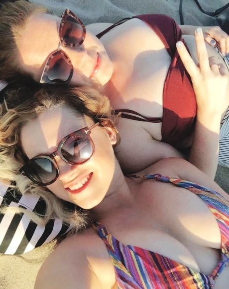 Naakte gelekte OnlyFans-foto van Eliza Taylor