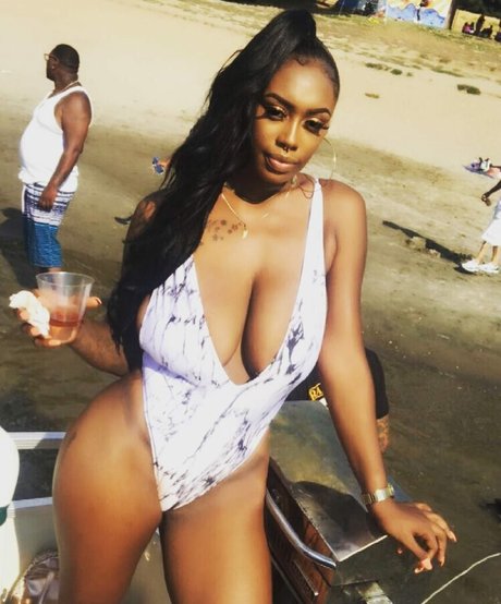 Naakte gelekte OnlyFans-foto van Nonniebaby
