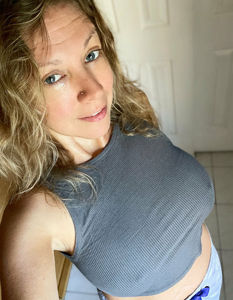 Ellelyonexclusive