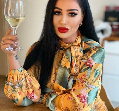 Naakte gelekte OnlyFans-foto van Monicasuarez