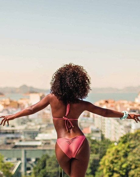 Naakte gelekte OnlyFans-foto van Erika Januza
