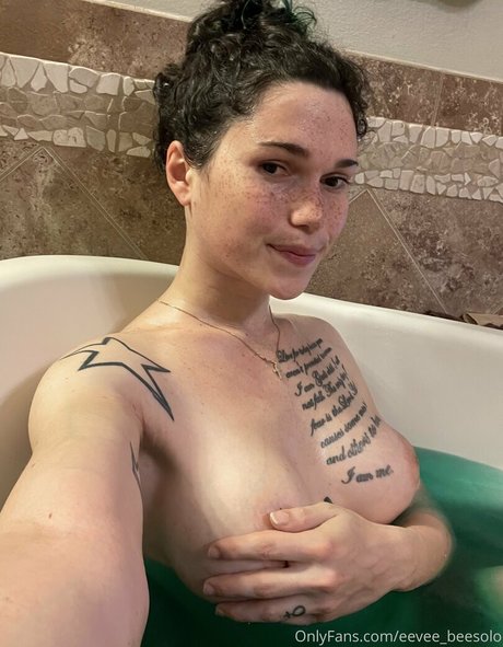 Naakte gelekte OnlyFans-foto van Eeveebeevip
