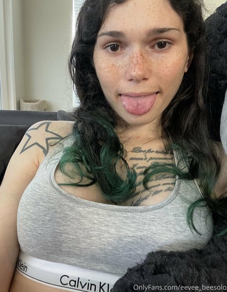 Naakte gelekte OnlyFans-foto van Eeveebeevip