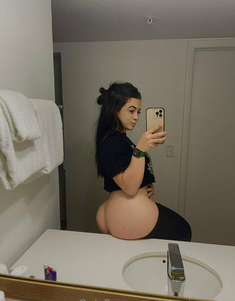 Naakte gelekte OnlyFans-foto van Shaniavalero