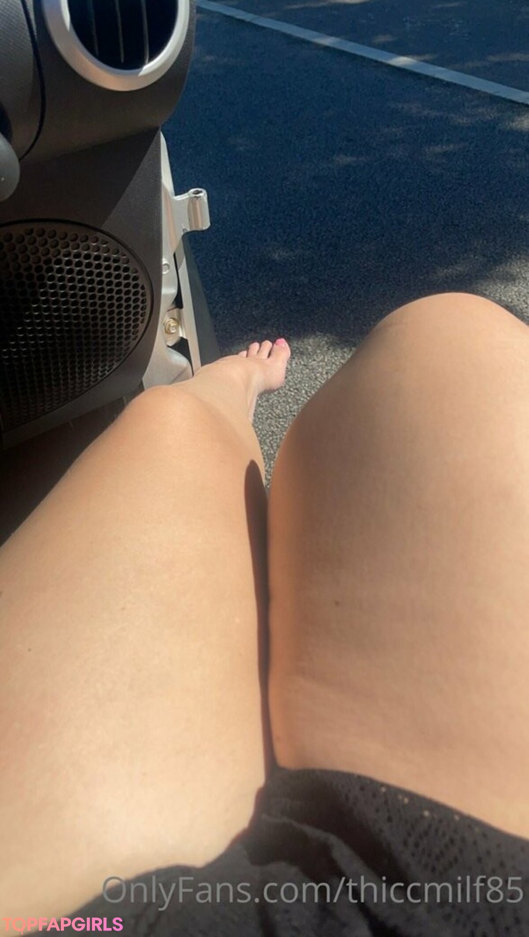 Naakte gelekte OnlyFans-foto van Thiccmilf85 #6 Naakte gelekte OnlyFans-foto van Thiccmilf85 #6