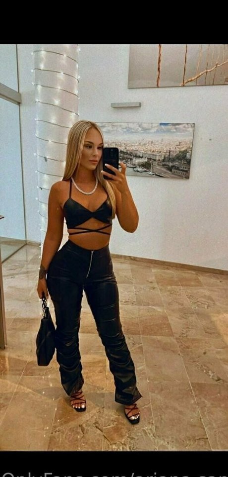 Naakte gelekte OnlyFans-foto van Arianasantiago