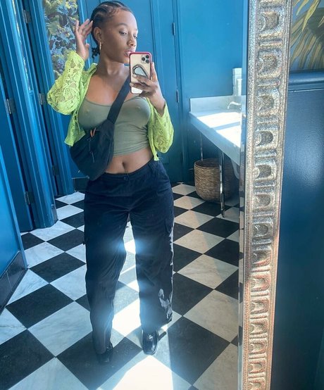 Naakte gelekte OnlyFans-foto van Imani Hakim