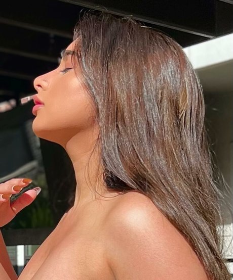 Naakte gelekte OnlyFans-foto van Therealmeghnaa