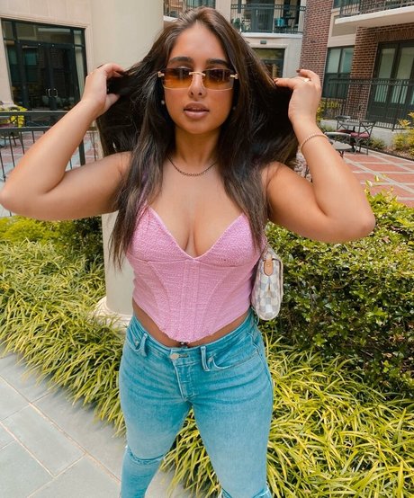 Naakte gelekte OnlyFans-foto van Therealmeghnaa