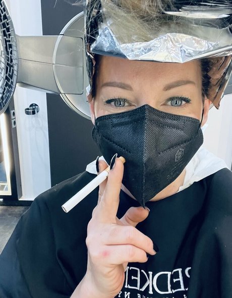 Naakte gelekte OnlyFans-foto van Smokingqueenalina