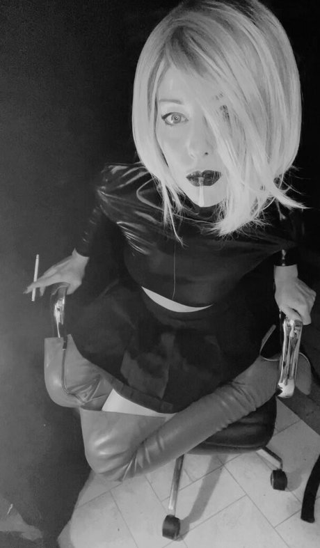 Naakte gelekte OnlyFans-foto van Smokingqueenalina