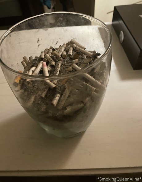 Naakte gelekte OnlyFans-foto van Smokingqueenalina