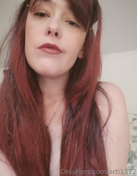 Naakte gelekte OnlyFans-foto van Arti1312