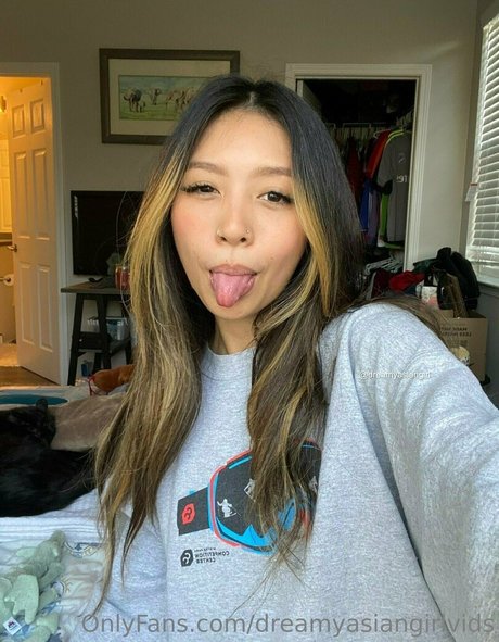 Naakte gelekte OnlyFans-foto van Dreamyasiangirlvids