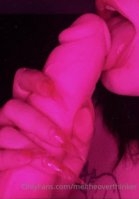 Naakte gelekte OnlyFans-foto van Meltheoverthinker
