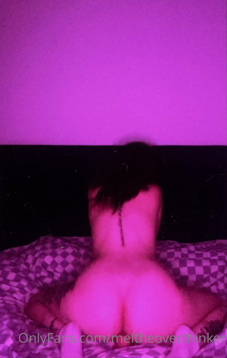 Naakte gelekte OnlyFans-foto van Meltheoverthinker