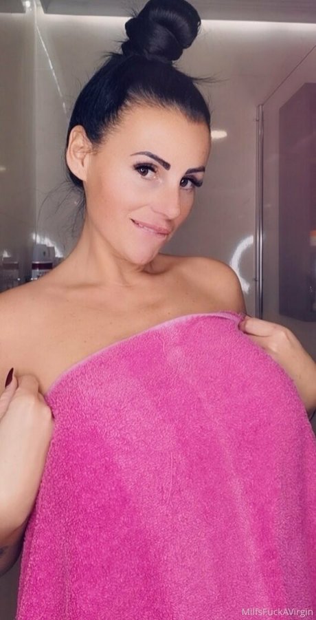 Naakte gelekte OnlyFans-foto van Milfsfuckavirgin