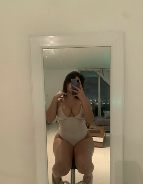 Naakte gelekte OnlyFans-foto van Kamisama