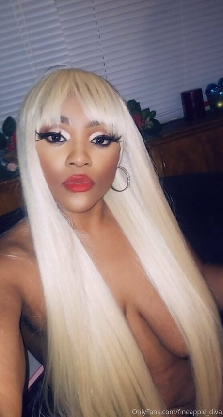 Naakte gelekte OnlyFans-foto van Fineapplediva