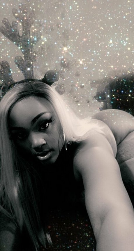Naakte gelekte OnlyFans-foto van Fineapplediva