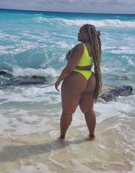 Naakte gelekte OnlyFans-foto van Fineapplediva