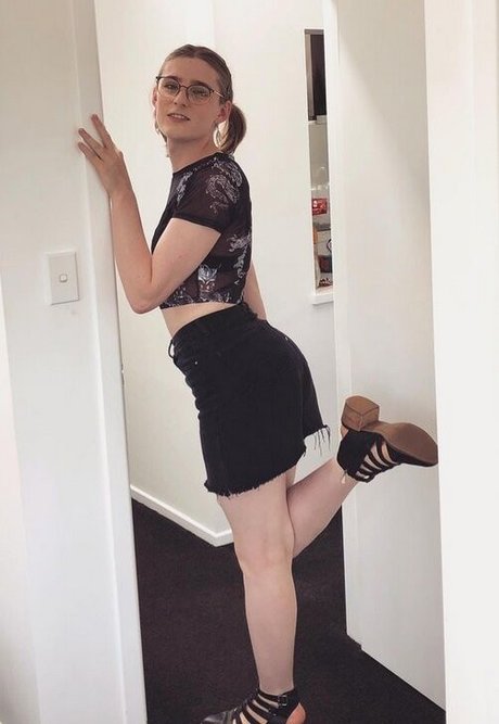 Naakte gelekte OnlyFans-foto van Alice In Wonder1and