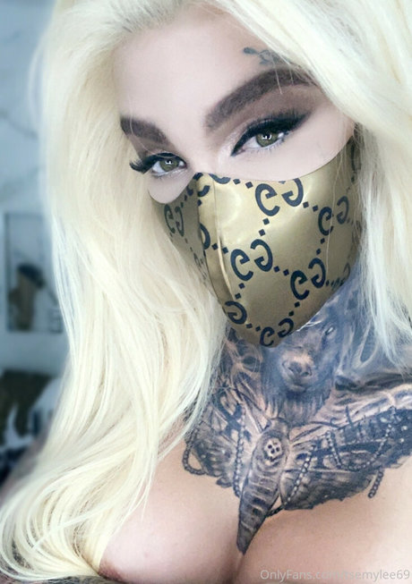 Naakte gelekte OnlyFans-foto van Emy Lee