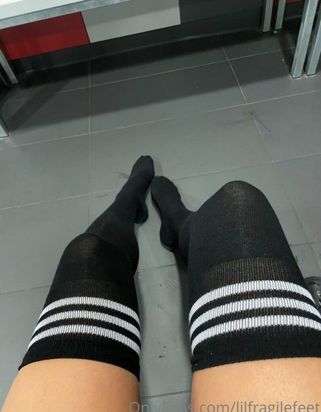Naakte gelekte OnlyFans-foto van Lilfragilefeet