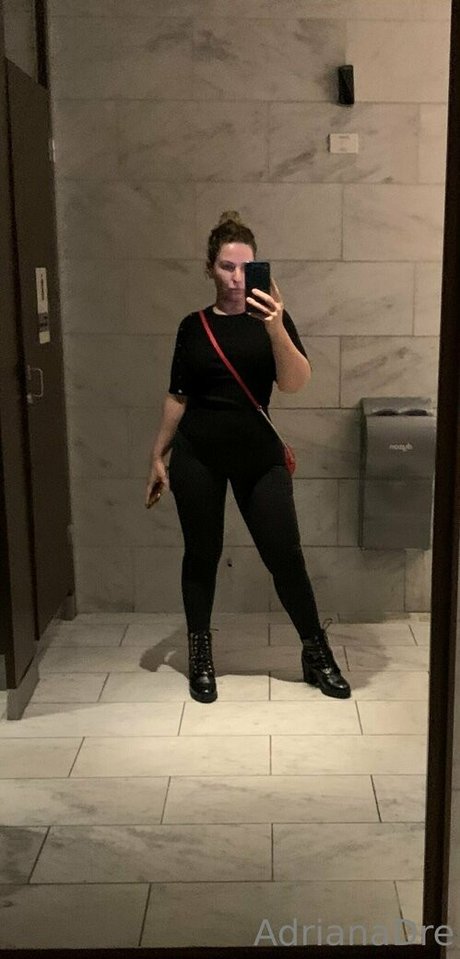Naakte gelekte OnlyFans-foto van Adrianadrethemasseuse