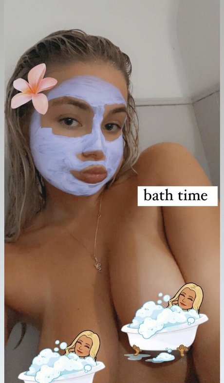 Naakte gelekte OnlyFans-foto van Phoebeisobelx