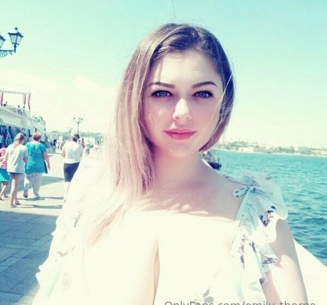 Naakte gelekte OnlyFans-foto van Emilythorne