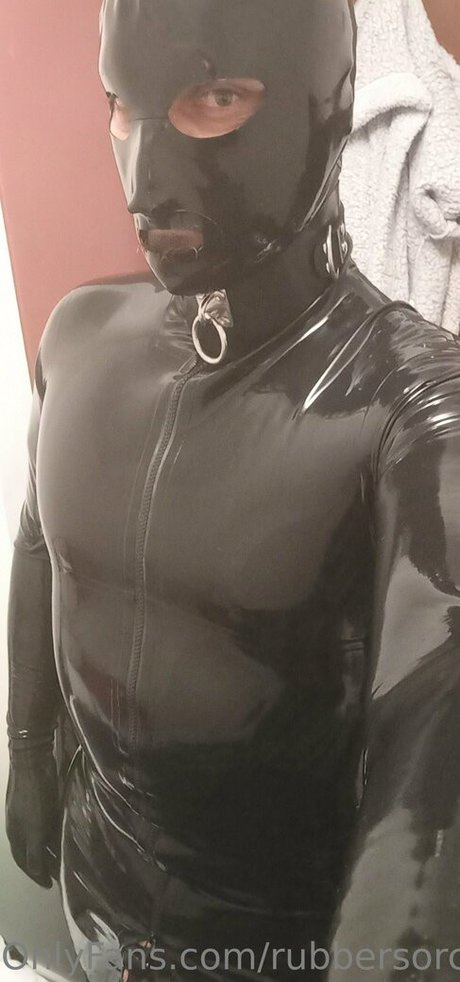 Naakte gelekte OnlyFans-foto van Rubbersorcerer