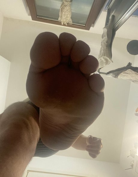 Naakte gelekte OnlyFans-foto van Youloveyourkingfeet