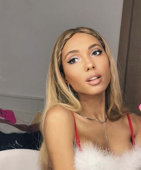 Naakte gelekte OnlyFans-foto van Mary Senn