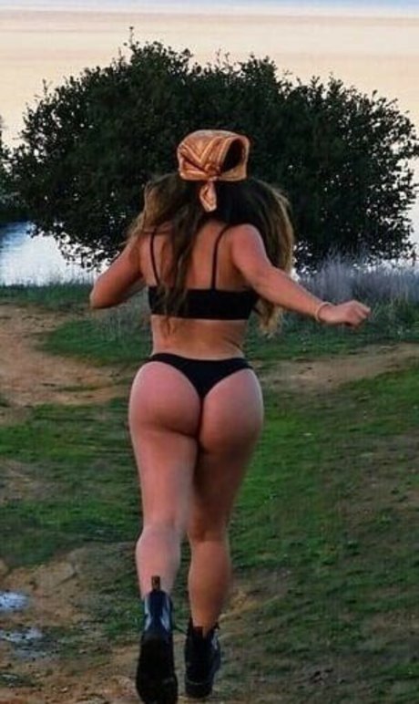 Naakte gelekte OnlyFans-foto van Kristina Ho