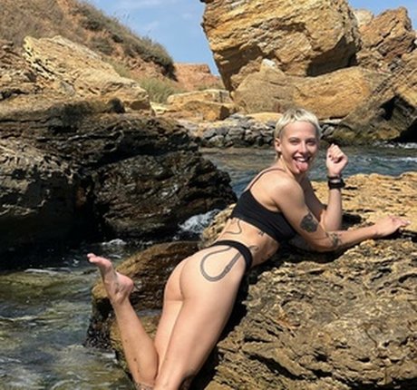 Naakte gelekte OnlyFans-foto van Polinwagen